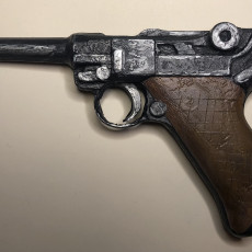 Picture of print of German luger pistol