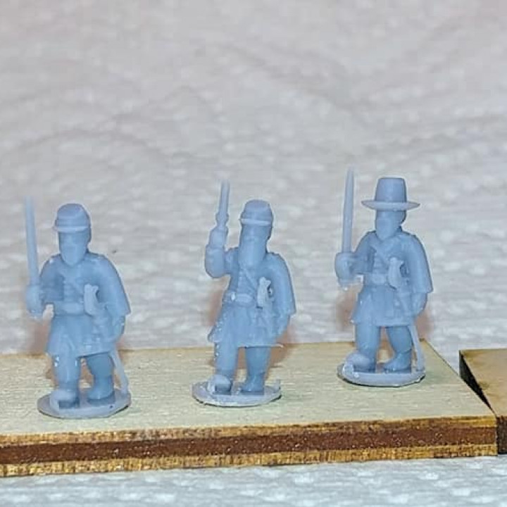 10-15mm American Civil War Officers in Long Frock Coats Marching with Revolvers UA-15 image