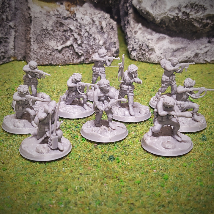 US paratroopers with looted weapons serie 3 - 28mm image