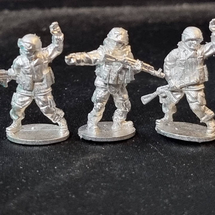 RUSG3 Modern Russian army NCO's with Gorka suits and AK74m 20mm 1/72 image