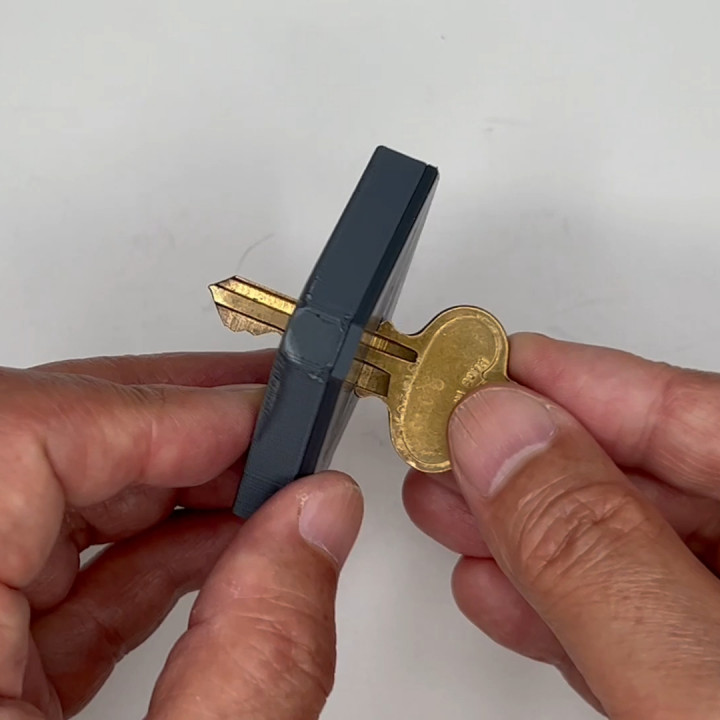 Coin Magic Prop - Key through Coin: US quarter image