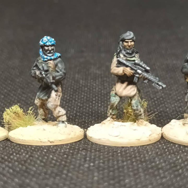 IS1to 4 ISIL-ISIS-IS Fighters with a mix of weapons and gear 20mm 1/72 Wargame miniatures image