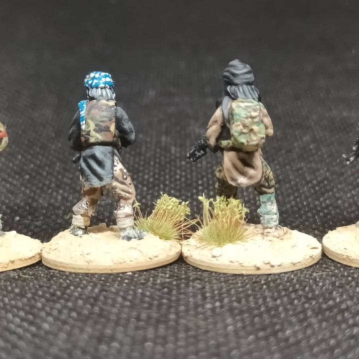 IS1to 4 ISIL-ISIS-IS Fighters with a mix of weapons and gear 20mm 1/72 Wargame miniatures image