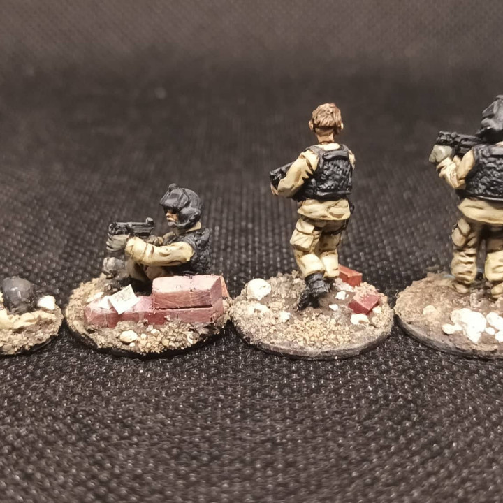 IS1to 4 ISIL-ISIS-IS Fighters with a mix of weapons and gear 20mm 1/72 Wargame miniatures image