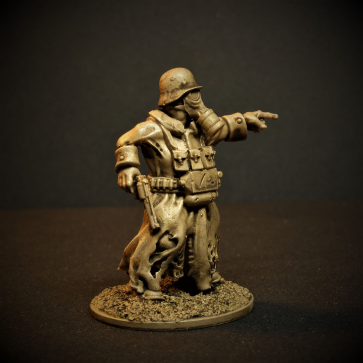 Trench Pistoleer Pointing image