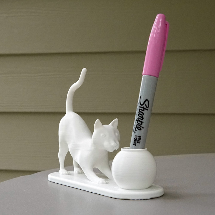 Stretching cat pen holder