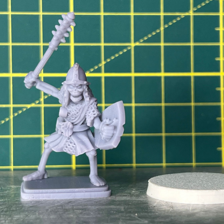 FREE STL - Undead with Knobbed Mace and Shield image