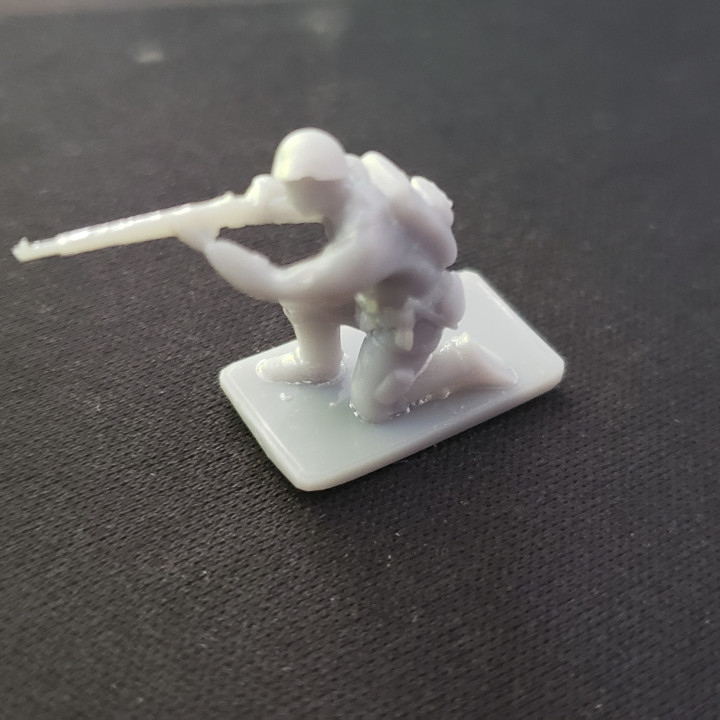 1/72 scale WWII U.S. soldier crouched. Free image