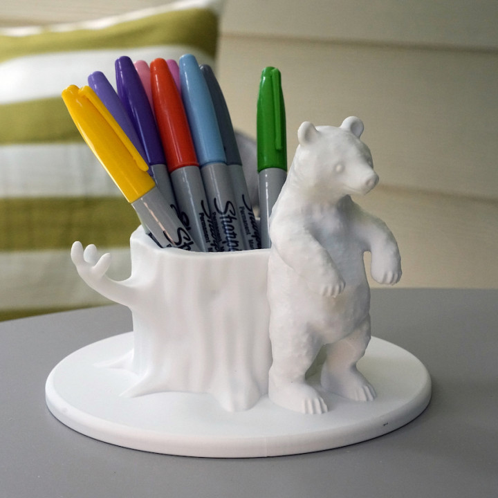 Scratching bear pen holder