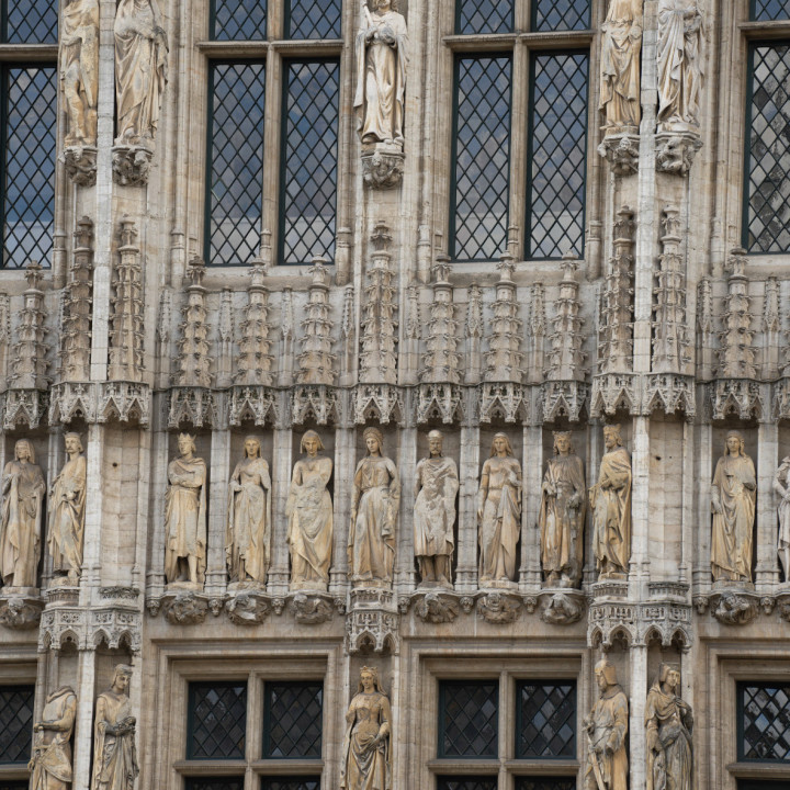 Brussels Town Hall - statues