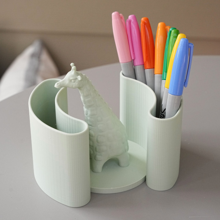 Giraffe pen holder