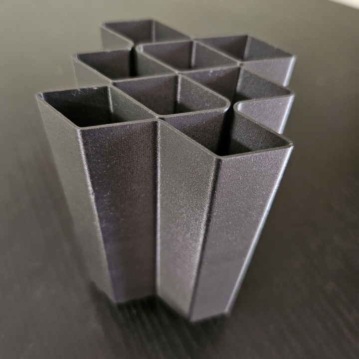 Diamond-Grid Pen Holder