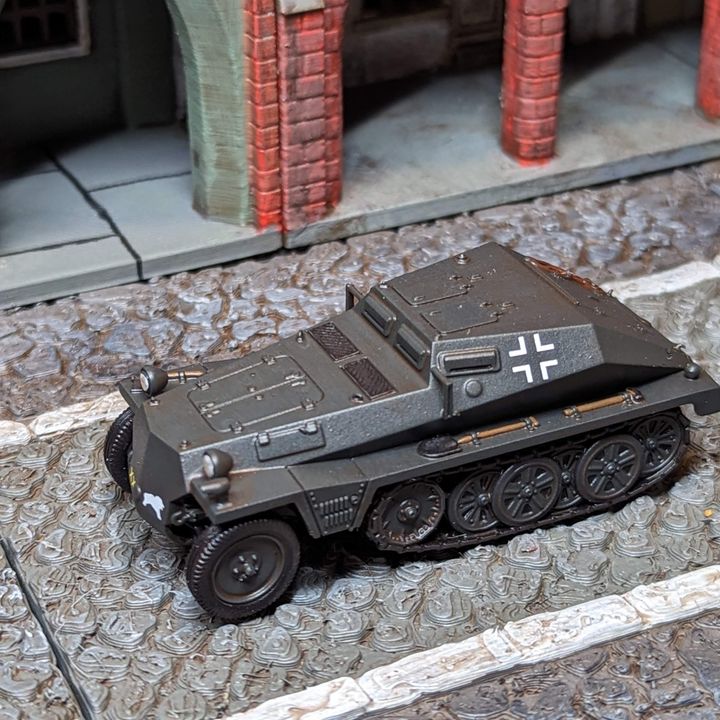 Half-track Sd.Kfz.252 Leichte Gepanzerte + Trailer + 2 Tankmen (Germany, WW2)