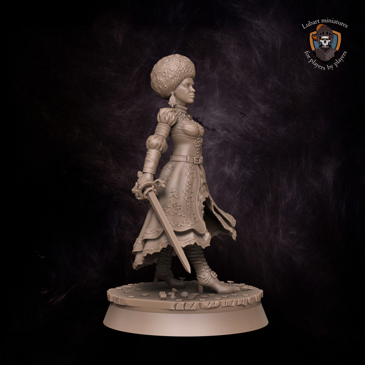 Pirate Queen 32mm pose1 image