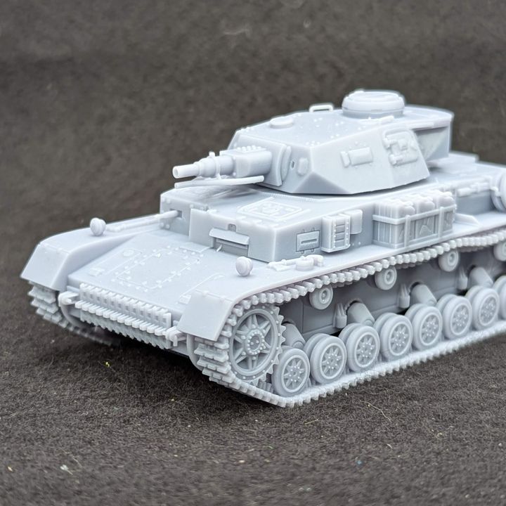 Panzer IV Ausf.F tank with the short 75mm gun + 3 Tankmen (Germany, WW2)