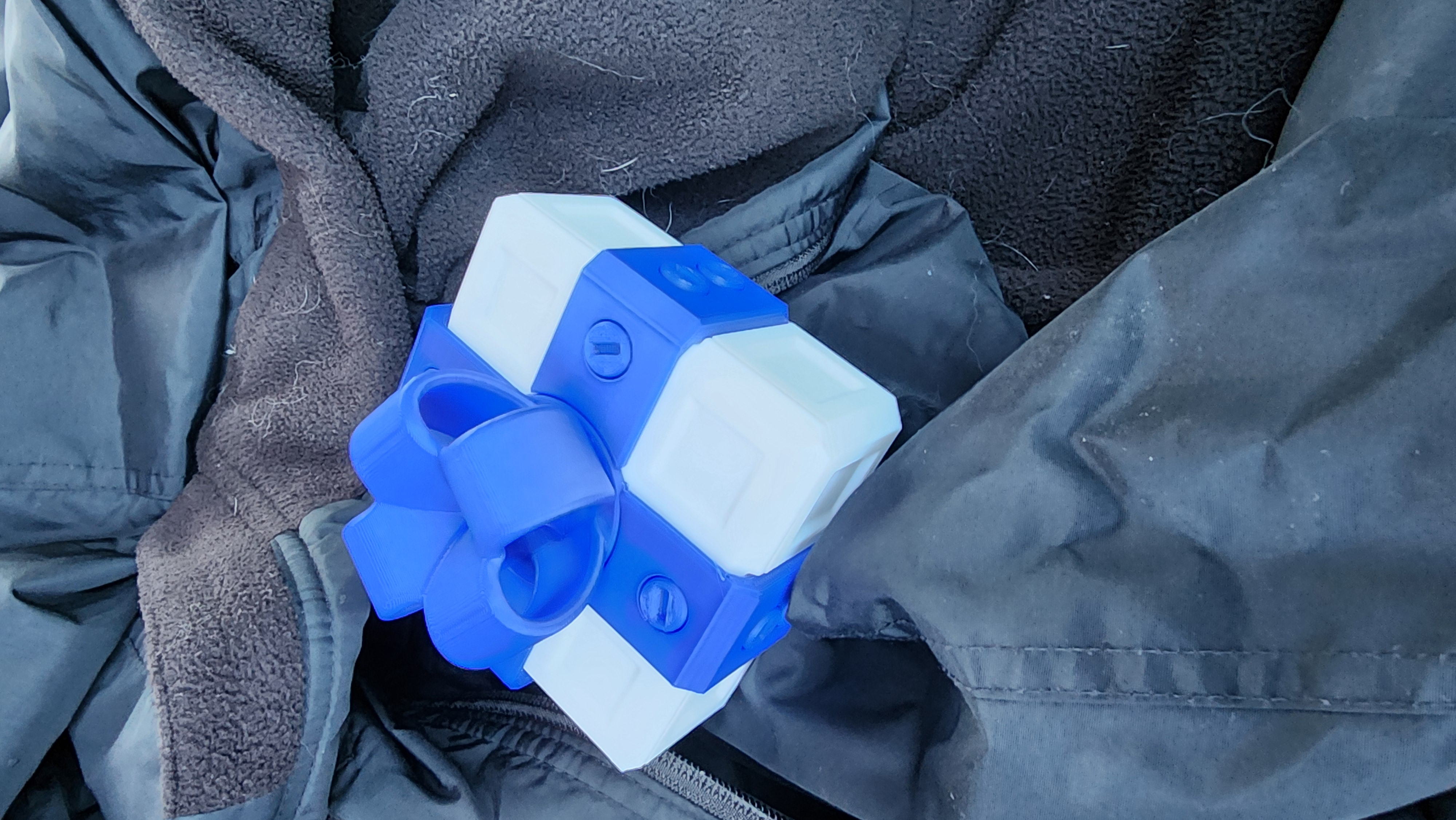 3d-printable-the-annoying-gift-box-by-thin-air-3d