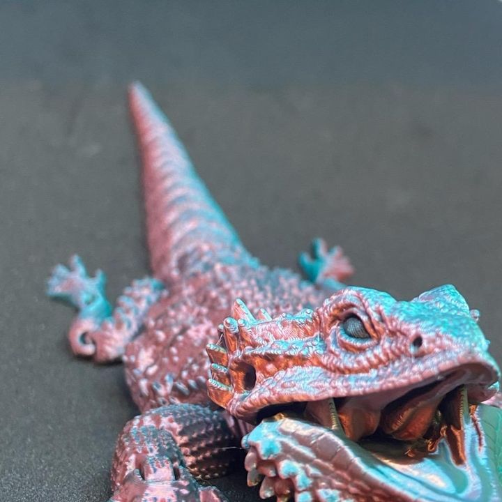  新作「Malady Dragon」 新品タグ付き 3D Printable Oh Lawd He Comin Red Dragon by Miguel Zavala